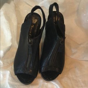 Juicy black leather heels